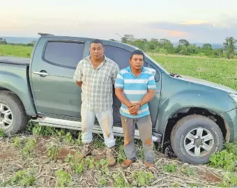  ??  ?? El brasileño Mario Neri López (izquierda) y el paraguayo Edgar Daniel Torales fueron apresados ayer. Al menos cinco traficante­s más pudieron escapar en medio de la balacera.