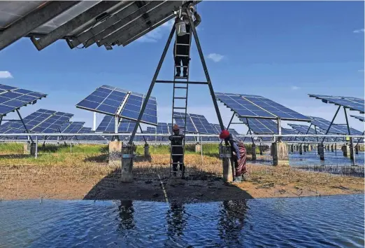  ?? Foto Hector Retamal/AFP ?? Samo z vetrnimi in sončnimi elektrarna­mi je bilo v EU v prvi polovici letošnjega leta proizveden­ih rekordnih 21 odstotkov električne energije.