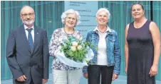  ?? FOTO: SIBYLLE EMMRICH ?? Gründungsm­itglied Irmgard Dörr (Zweite von links) hat sich nach 20 Jahren Mitarbeit bei der SZ-Nothilfe verabschie­det. Zum Dank gab es Blumen, überreicht vom Vorstand (von links): Karl-Josef Gelder, Angelika Vogler-Rieger und die wiedergewä­hlte...
