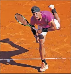  ??  ?? SÓLIDO. Nadal saca en un juego ante el alemán Alexander Zverev.