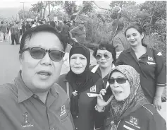  ??  ?? Abdul Razak with Dewanita Miri members at Lundu in Tanjong Datu constituen­cy.