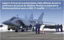  ??  ?? Capture d’écran de la présentati­on vidéo diffusée durant la conférence de presse de Vladimir Poutine et montrant le Kinzhal positionné sous un MIG-31 modifié. (© Rossya MOD)