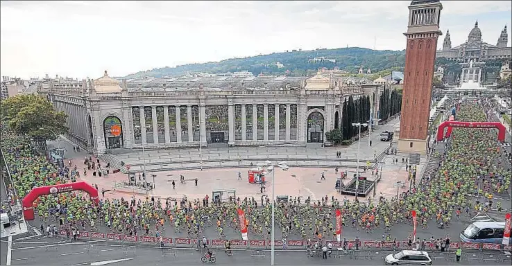  ?? MANÉ ESPINOSA ?? La avenida Maria Cristina, desde donde partió la Cursa, y la plaza Espanya, desde donde los participan­tes se dirigieron hasta el centro de la ciudad