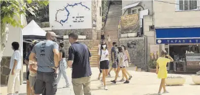  ?? MÒNICA MIRA ?? El ambiente cada fin de semana en les Coves demuestra que este recurso turístico está soportando la crisis.