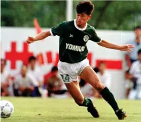  ?? INFOBAE ?? Kazuyoshi Miura en 1990 con la camiseta del Verdy Kawasaki.