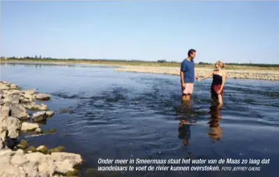  ?? FOTO JEFFREY GAENS ?? Onder meer in Smeermaas staat het water van de Maas zo laag dat wandelaars te voet de rivier kunnen oversteken.