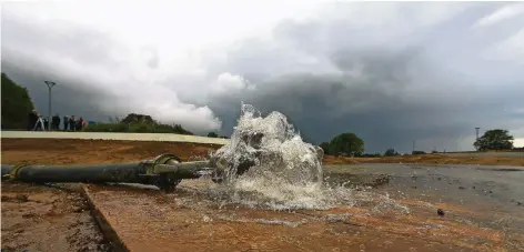  ?? RP-FOTO: EVERS ?? Wasser marsch: Die Befüllung des Sees auf dem ehemaligen Kasernenge­lände hat begonnen – auch von oben, wie die dunklen Wolken andeuten.