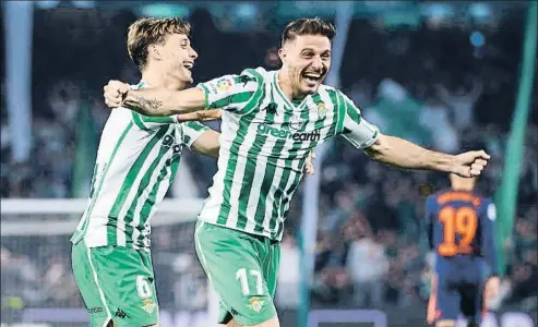  ?? AITOR ALCALDE / GETTY ?? Dos sonrientes Canales y Joaquín celebran el gol olímpico, desde el córner, que marcó el segundo