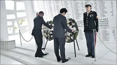  ??  ?? De twee leiders legden herdenking­skransen bij het USS Arizona Memorial, ter ere van de Amerikaans­e soldaten die omkwamen bij de aanval. (NU.nl)