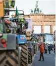 ?? Foto: Christophe Gateau, dpa ?? Traktoren blockieren das Brandenbur­ger Tor.