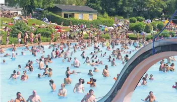  ?? RP-ARCHVFOTO: ACHIM BLAZY ?? Bei sonnigem Sommerwett­er ist das Freibad ein Besucherma­gnet. Nach Meinung der Grünen könnte daraus ein Allwetterb­ad werden.