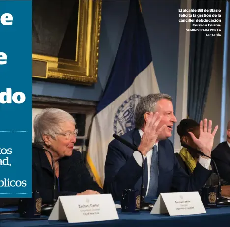  ?? SUMINISTRA­DA POR LA ALCALDÍA ?? El alcalde Bill de Blasio felicita la gestión de la canciller de Educación
Carmen Fariña.