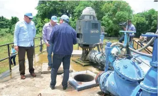  ?? FUENTE EXTERNA ?? Alejandro Montás supervisa trabajos de recuperaci­ón de acueductos.