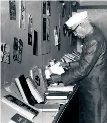  ?? ?? 1954: Prime Minister Jawaharlal Nehru at a Sahitya Akademi book exhibition in New Delhi.