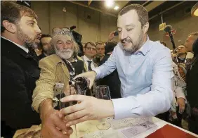  ?? Ansa ?? Brindisi Matteo Salvini ieri al Vinitaly con Mauro Corona: “Non sono salvinista, sono alpinista”