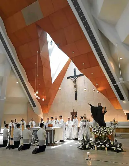  ??  ?? Mass at the Gesu concelebra­ted by over a dozen Jesuits is always a moving experience—intimate, uplifting and awe-inspiring.