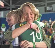  ?? ENTERTAINM­ENT CATE CAMERON/LD ?? Erin Moriarty plays volleyball player Kelley Fliehler and Helen Hunt is her coach, Wisconsin native Kathy Bresnahan, in "The Miracle Season."