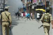  ?? — H.U. NAQASH ?? Protesters clash with security personnel in Srinagar on Friday.