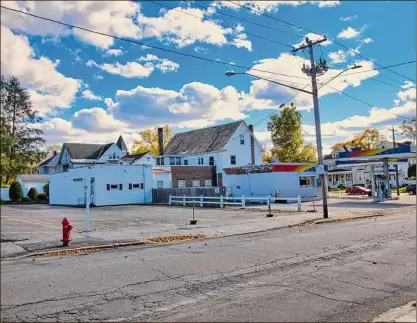  ?? Paul Buckowski / Times Union ?? Stewart’s Shops is looking to install a gas station and store at this lot at 1020 Mcclellan St. in Schenectad­y.