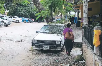  ?? FOTO: JOHNY MAGALLANES ?? El viejo automotor se encuentra estacionad­o frente a la estación de Policía en el sector.