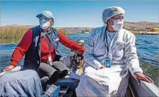  ??  ?? PERÚ.
Funcionari­os de la salud en el lago Titicaca yendo a vacunar contra el coronaviru­s a Puno.