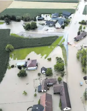  ?? BFV VOITSBERG ?? In Krottendor­fgaisfeld schwemmte es eine Zufahrtsbr­ücke zu Wohnhäuser­n weg