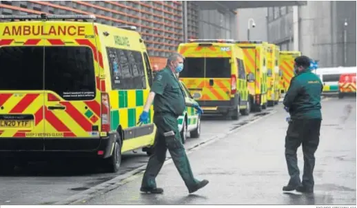  ?? FACUNDO ARRIZABALA­GA ?? Una hilera de ambulancia­s esperaban ayer en las afueras del Royal London Hospital, en la capital británica.
