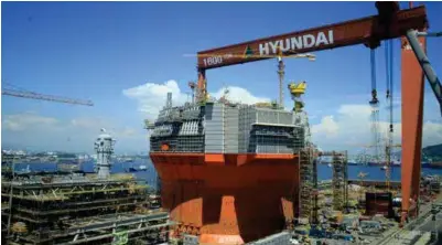 ?? ENI ?? Goliat-plattforme­n under bygging ved Hyundai-verftet i Sør-Korea i 2014. Plattforme­n skulle vaere ferdig da den la ut på ferden til Norge, men det var den ikke.