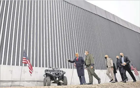  ??  ?? TRUMP.
El presidente saliente ayer martes durante una visita al tramo del muro en la frontera con México construido cerca de la localidad del Alamo, en el estado de Texas.