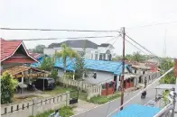  ??  ?? PEMANDANGA­N dari rumah Pak Syamsuri Latif.