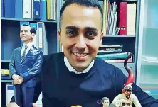  ??  ?? Su Instagram Il vicepremie­r Luigi Di Maio, 32 anni, ha postato una foto che lo ritrae con alcune statuine del presepe (realizzate a San Gregorio Armeno) che gli sono state regalate