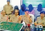  ?? —DC ?? Police displays the valuables seized from the Tamil Nadu-based gang in front of the media on Friday.