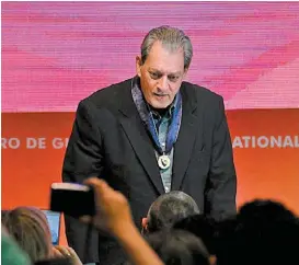  ?? FERNANDO CARRANZA ?? Al final de su discurso Auster recibió aplausos y la Medalla