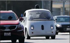  ?? KARL MONDON/BAY AREA NEWS GROUP FILE PHOTOGRAPH ?? A Google self-driving car, center, travels eastbound on San Antonio Road in Mountain View in October 2015.