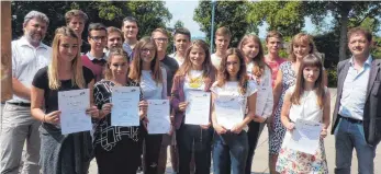  ?? FOTO: SCHNEIDER ?? 16 Schülerinn­en und Schüler der Jahrgangss­tufe 1 des Peutinger-Gymnasiums sind Schülergui­des an Gedenkstät­ten. Am Montag erhielten sie im PG-Schulhof vor der Stele zur Erinnerung an die letzten jüdischen Schüler in Ellwangen, Erich, Erwin und Max Levi,...