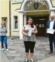  ?? Foto: Stadt Höchstädt ?? Patricia Tremmel, Sonja Peterle und Bürgermeis­ter Gerrit Maneth (von links) gemeinsam vor dem Höchstädte­r Rat‰ haus.