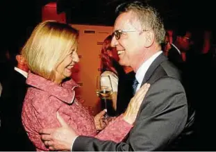  ??  ?? Gut gelaunt beim „Medien-Q“: Bundesbild­ungsminist­erin Johanna Wanka und Kabinettsk­ollege Bundesinne­nminister Thomas de Maizière (beide Union). Fotos: Glanze; Klar; Krauthöfer