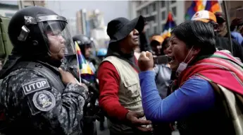  ?? | foto: Tomada del Twitter @ChileResis­te ?? Una de las bolivianas con polleras se enfrenta a un activo de la Unidad Táctica de Operacione­s Policiales (Utop).