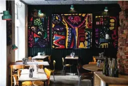  ??  ?? BRUTUS Arte moderno para decorar este bar de ambiente muy joven, que cuenta con mesas individual­es y otras compartida­s.