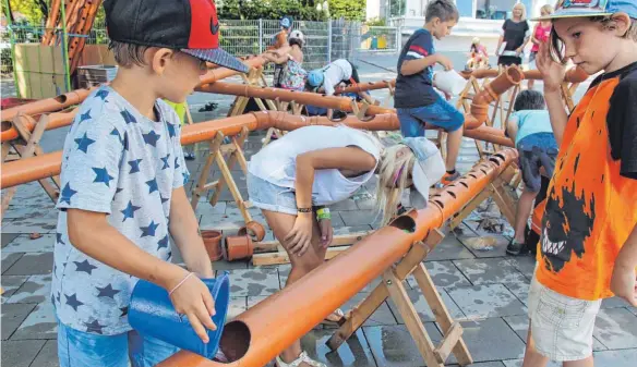  ?? FOTO: ANNE JETHON ?? Wasser marsch: Die Wasserinst­allation ist bei praller Hitze besonders beliebt. Die Rohre können die Kinder selbst umbauen.