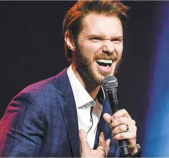  ??  ?? Le comédien humoriste a mis le public dans sa poche, hier, lors de la première de son « premier » one-man-show, présenté à la salle Albert-rousseau.