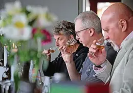  ?? Foto: Sebastian Schultz ?? Jörg Hans, Jan Ulrich und Thomas Michalski (v. l.) probieren den Whisky Nr. 6 aus der Winzer-edition der Dresdner Whisky Manufaktur. Er reifte ein Jahr in zwei Weißweinfä­ssern des Weinguts Jan Ulrich.