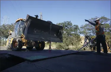  ?? (AP/Jeff Chiu) ?? A Pacific Gas and Electric crew works on burying power lines in Vacaville, Calif., earlier this month.