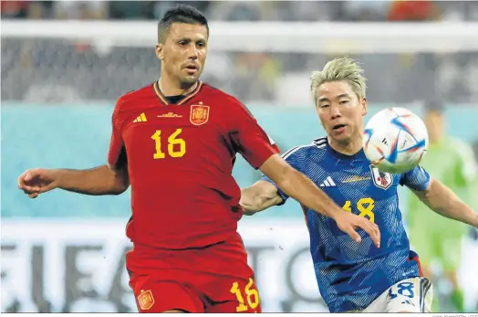  ?? JUANJO MARTÍN / EFE ?? Rodri Hernández, que juega como central en este Mundial, se anticipa al japonés Asano en el partido del pasado jueves.