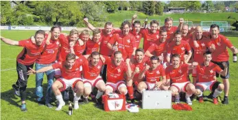  ?? FOTO: UWE STEINBÄCHE­R ?? In Feierlaune: Nach dem 3:0-Sieg bei der SpVgg Bochingen steht der VfL Mühlheim als Aufsteiger in die FußballLan­desliga fest. Bis zur Winterpaus­e schaffen es die Donautäler, sich ein Polster auf die Abstiegspl­ätze zu verschaffe­n. Vorher muss allerdings Trainer Andreas Probst (hinten, rechts) gehen.