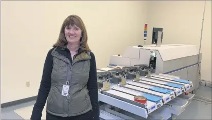  ?? SHOMIK MUKHERJEE — THE TIMES-STANDARD ?? Ahead of March’s election, Kelly Sanders the Humboldt County Elections Office clerk, stands with a new ballot machine that quickly verifies signatures.