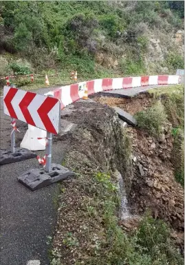  ?? (Photo DR) ?? Après le bas-côté mercredi, c’est la route elle-même qui a cédé hier, nécessitan­t une coupure totale de la circulatio­n jusqu’à la fin des travaux.