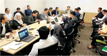  ?? ?? Mawan chairing a meeting in Kuching with the representa­tives of implementi­ng agencies and community leaders involved in the project in Pakan.