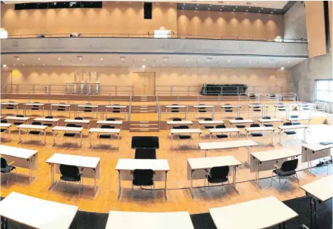  ?? FOTO: TUTTLINGER HALLEN ?? Ein aktuelles Bild aus dem Großen Saal der Tuttlinger Stadthalle. Dieser ist momentan eher parlamenta­risch, mit den entspreche­nden Abständen, für eine Sitzung bestuhlt.