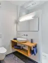 ??  ?? Schlicht, modern und zeitlos: das Design im Badezimmer.